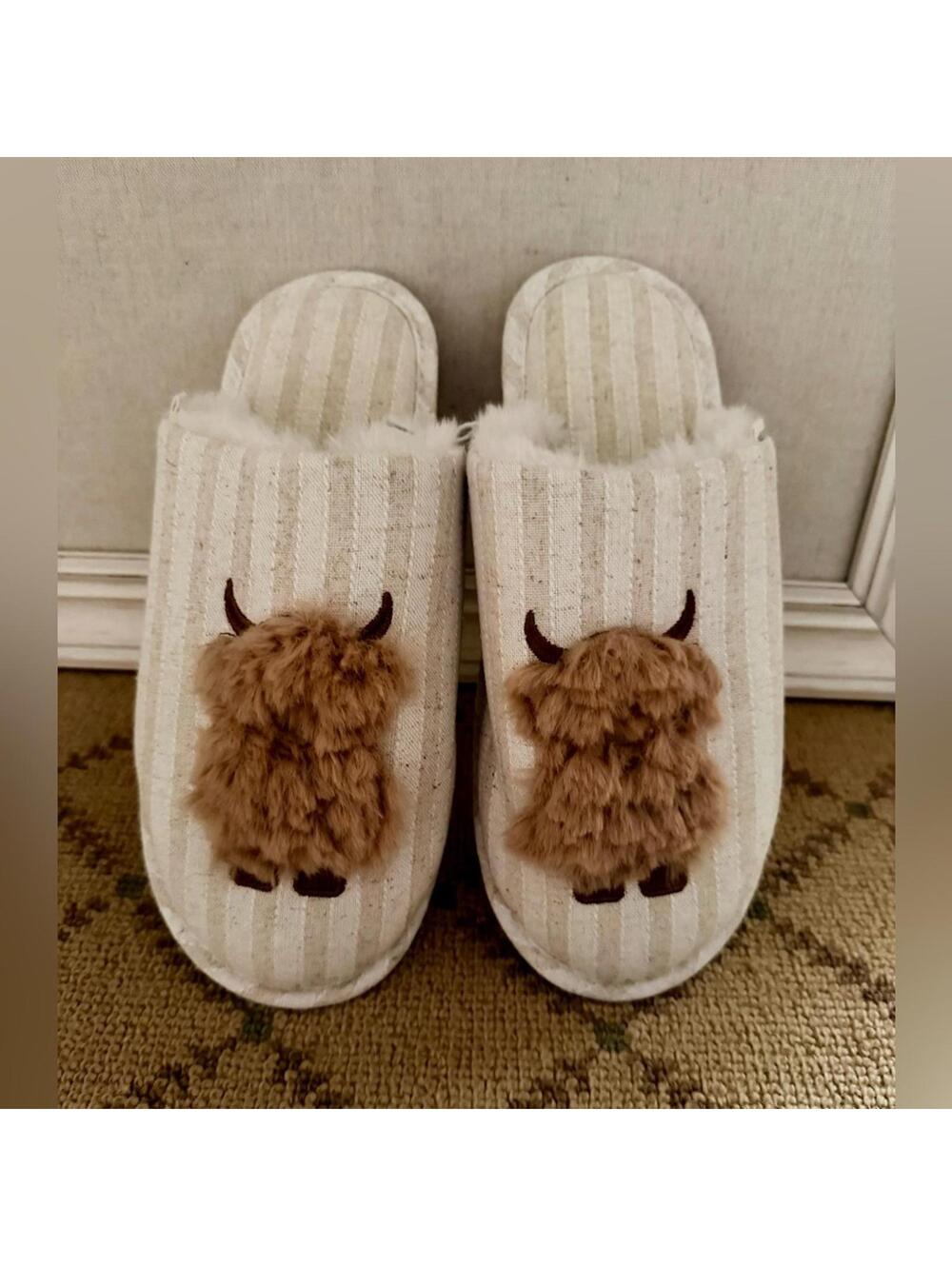 NEXT USA ivory tonal Scottish Highland Cow Slippers M NWT